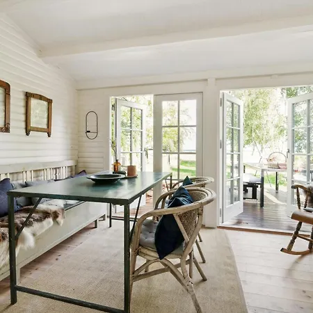 Rustic Vibe In 60s House By Roskilde Fjord Dom wakacyjny *